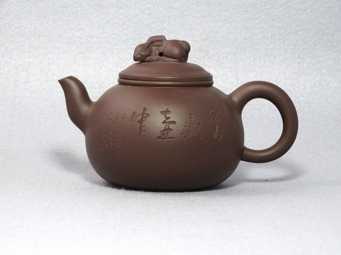 宜兴紫砂玉兔壶