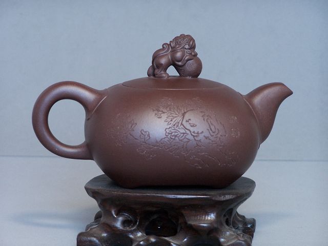 宜兴紫砂雄狮献瑞壶.jpg